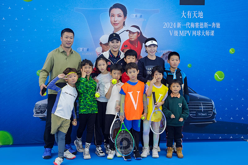 2024网球大师课-郑洁,开打!盛京网球俱乐部小学员,抵达网球大师课现场!接受世界网球冠军郑洁老师指导!